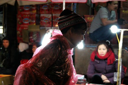 Muôn cảnh “oằn mình” mưu sinh trong đêm rét buốt